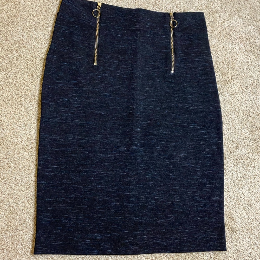 Pencil skirt with two zippers